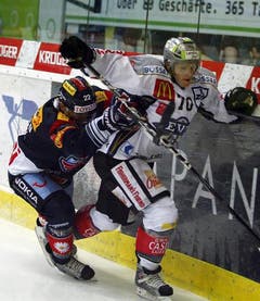 Victor Stancescu Stürmer Kloten Flyers, links, gegen EV Zug-Verteidiger Yannick Blaser. (Bild: Keystone)