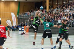 Krienser Thomas Hofstetter überloppt mit einem Pass den Thuner Stefan Huwyler, rechts wartet Daniel Fellmann auf den Pass. (Bild: Roger Grütter / Neue LZ)