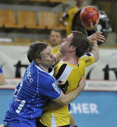Der St. Galler Martin Engeler, rechts, im Kampf mit dem Luzerner Daniel Schmid. (Bild: Keystone / Regina Kühne)