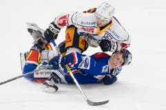 Der Zuger David McIntyre überrennt ZSC-Spieler Pius Suter. (Bild: Urs Flüeler/Keystone)