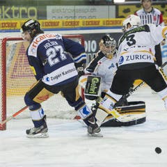 Zugs Josh Holden (links) wirbelt vor dem Lugano-Tor um Daniel Manzato, rechts Verteidiger Julien Vauclair. (Bild: Keystone)