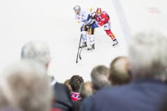 Nolan Diem (links) gegen Philip Beeler in der Eishalle Deutweg. (Bild: Keystone)
