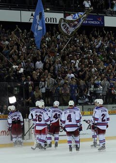 Die New York Rangers verlassen enttäuscht das Stadion. (Bild: Keystone)