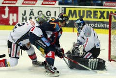 Kloten Flyers Stürmer Simon Bodenmann, Mitte, schiesst den Ausgleich zum 1:1 gegen den Zuger Torhüter Sandro Zurkirchen.