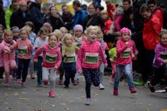 Die kleinen Sportlerinnen und Sportler wetteifern um den Sieg. Bilder von vielleicht ersten Wettkampffieber des Lebens. (Bild: Dominik Wunderli/LZ)