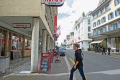 Mit dem Programm «Netzwerk Altstadt» will der Gemeinderat Schwyz verhindern, dass weitere Lädeli aus der Schwyzer Herrengasse verschwinden. Das Programm soll auch bessere Frequenzen bringen. (Bild: Erhard Gick)