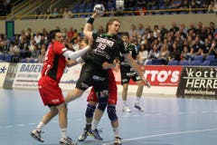 Berns 22 Sepp Schwander (links) gegen Kriens 33 Andraz Podvrsic. (Bild: Roger Zbinden)