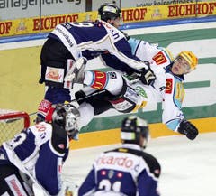 Fabian Lüthi (links) fährt Reto Suri um. (Bild: Keystone)