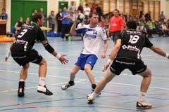 Silvan Fässler vom HC Malters versucht sich gegen die Krienser Daniel Fellmann (links) und Boris Stankovic durchzusetzen. (Bild: Roger Zbinden/Neue LZ)