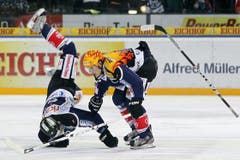 Die beiden Zuger Josh Holden, links, und Damien Brunner stossen zusammen. (Bild: Keystone)