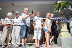 Weltrekordversuch, mit dem Ziel eines Eintrags im Guinessbuch der Rekorde: In Altstätten wird das längste Cordon bleu gemacht (Bild: Urs Bucher)