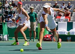 Russlands Ekaterina Makarova (rechts) und Partnerin Elena Vesnina spielen gegen die Schweiz. (Bild: AP Photo/Charles Krupa)