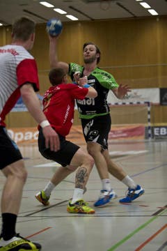 Thomas Hofstetter spielt einen Pass auf den Kreisläufer. (Bild: Manuela Jans / Neue LZ)