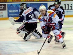 Michael Liniger gegen Jussi Markkanen (links) und Alessandro Chiesa. (Bild: Keystone)