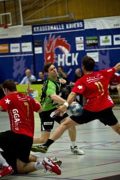 Tobias Baumgartner spielt einen Pass durch die Pfadi-Abwehr hindurch. (Bild: Manuela Jans / Neue LZ)