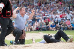Christian Schuler feiert seinen Festsieg nach dem Schlussgang gegen Mike Müllestein. (Bild: KEYSTONE/Urs Flueeler)