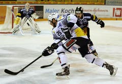 Ambris Maxim Noreau (vorne) gegen Zugs Fabian Sutter. (Bild: Keystone)