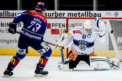 Tobias Stephan im Tor der Zuger pariert einen Schuss von Mike Kuenzle. (Bild: Keystone)