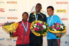 Bernard Matheka, Patrick Mugur Ereng, Tadesse Abraham (von links) auf dem Podium nach dem Elite Rennen der Männer am Luzerner Stadtlauf (Bild: Philipp Schmidli / Neue LZ)
