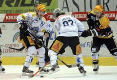 Die Zuger Suri (links) und Holden gegen Luganos McLean. (Bild: Keystone)
