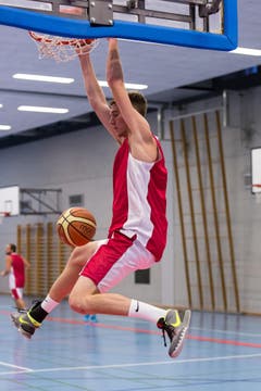 Der 2.03 Meter grosse Josh Sparks schliesst mit einem spektakulären Slam-Dunk ab. (Bild: PD/Urs Güttinger)
