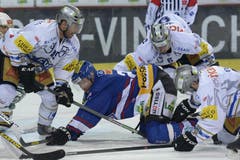 Biels Stürmer Eric Beaudoin versucht sich gegen die Zuger Robbie Earl, Tim Ramholt und Alessandro Chiesa (v. l.) zu wehren. (Bild: Keystone)