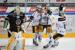 Die Zuger mit Lino Martschini, Reto Suri und Dominik Schlumpf feiern das 0:2. (Bild: Keystone/Ti-Press/Gabriele Putzu)