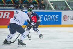 Zugs Pierre-Marc Bouchard (hinten) gegen den Ingolstädter Patrick Köppchen. (Bild: Dominik Wunderli / Neue LZ)