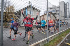 Die Läufer im Bereich Schüür. (Bild: Dominik Wunderli (LZ))