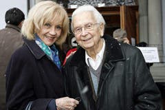 Zusammen mit Schauspielerin Lilo Pulver, anlässlich der Abdankungsfeier für Anne-Marie Blanc in der Kirche St. Peter in Zürich, (14. Februar 2009). (Bild: Keystone / Patrick B. Kraemer)