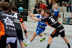 Handball: HC Kriens-Luzern (blau) vs Kadetten Schaffhausen vlnr: Philipp Renter, Dimitrij Küttel (Neue LZ/Dominik Wunderli) Fotografiert am 20.02.2016 in der Maihofhalle Sport (Bild: Dominik Wunderli / Neue LZ)