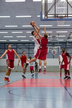 Josh Spars wird von Teamkollege Michael Plüss am Korbwurf gehindert. (Bild: PD/Urs Güttinger)