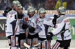 Die Zuger (Alessandro Chiesa, Sven Lindemann, Josh Holden, Fabian Schnyder und Esa Pirnes, von links) jubeln. (Bild: Keystone)