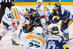 Nolan Diem, oben Mitte links, von Zug, im Spiel gegen Raffaele Sannitz, oben Mitte rechts, von Lugano. (Bild: Keystone/Urs Flüeler)