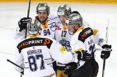 Der Zuger Emanuel Peter (2. von rechts) feiert sein Tor mit seinen Teamkollegen Dario Buergler (v.l.), Sandro Zangger und Santeri Alatalo. (Bild: Keystone / Thomas Hodel)
