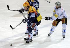 Der Zuger Josh Holden (rechts) versucht den Ambri-Spieler Alexandre Giroux zu halten. (Bild: Keystone)