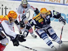 Björn Christen im Duell mit Maxim Noreau (rechts). (Bild: Keystone)