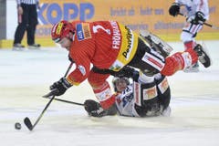 Samuel Erni (unten) legt Joel Fröhlicher. (Bild: Keystone)
