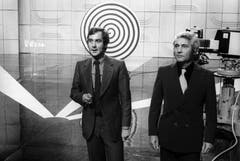 In Zusammenarbeit mit den ZDF und dem ORF werden im Schweizer Fernsehen drei Sendungen unter dem Titel "Illusionen" ausgestrahlt. Kurt Felix (links) und Harald Scheerer von der Hochschule für Wirtschaft in Pforzheim. (Bild: Keystone)