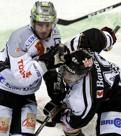Patrick Oppliger, links, bedrängt von Flavien Conne. (Bild: Keystone)