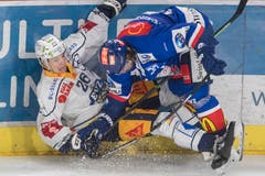 Reto Suri, links, im Zweikampf mit Severin Blindenbacher. (Bild: Urs Flüeler/Keystone)