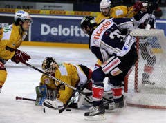 Andy Wozniewski vom EV Zug, rechts, gegen Goalie Robert Esche von den Tigers. (Bild: Keystone)