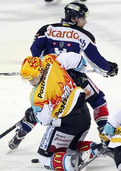 Zugs Fabian Lüthi (hinten) gegen Lakers-Spieler Reto Suri. (Bild: Keystone)