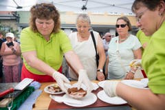 Weltrekordversuch, mit dem Ziel eines Eintrags im Guinessbuch der Rekorde: In Altstätten wird das längste Cordon bleu gemacht (Bild: Urs Bucher)