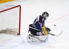 Machte in den Playoffs öfters eine unglückliche Figur: EVZ-Goalie Jussi Markkanen. (Bild: Stefan Kaiser/Neue ZZ)