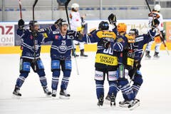 ... und jubelt mit seinen Teamkollegen. (Bild: Keystone / Gabriele Putzu)