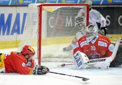 Zugs Fabian Suter erzielt das 1:3. Die Bieler sind geschlagen . (Bild: Keystone)