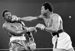 Muhammad Ali (rechts) verpasst Ron Lyle einen rechten Haken in der fünften Runde des Titelkampfes 1975 in Las Vegas. (Bild: Keystone)