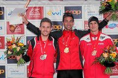 Der Sieger Fabian Anrig (M, Schweiz), der Zweitplatzierte Simon Schäppi (L, Schweiz) und der Drittplatzierte Jari Pliier (R, Schweiz) freuen sich über ihren Erfolg. (Bild: swiss-image.ch/Photo Andy Mettler)