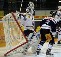 Ambri-Torhüter Sandro Zurkirchen wird von Dominic Lammer behindert. (Bild: Keystone)